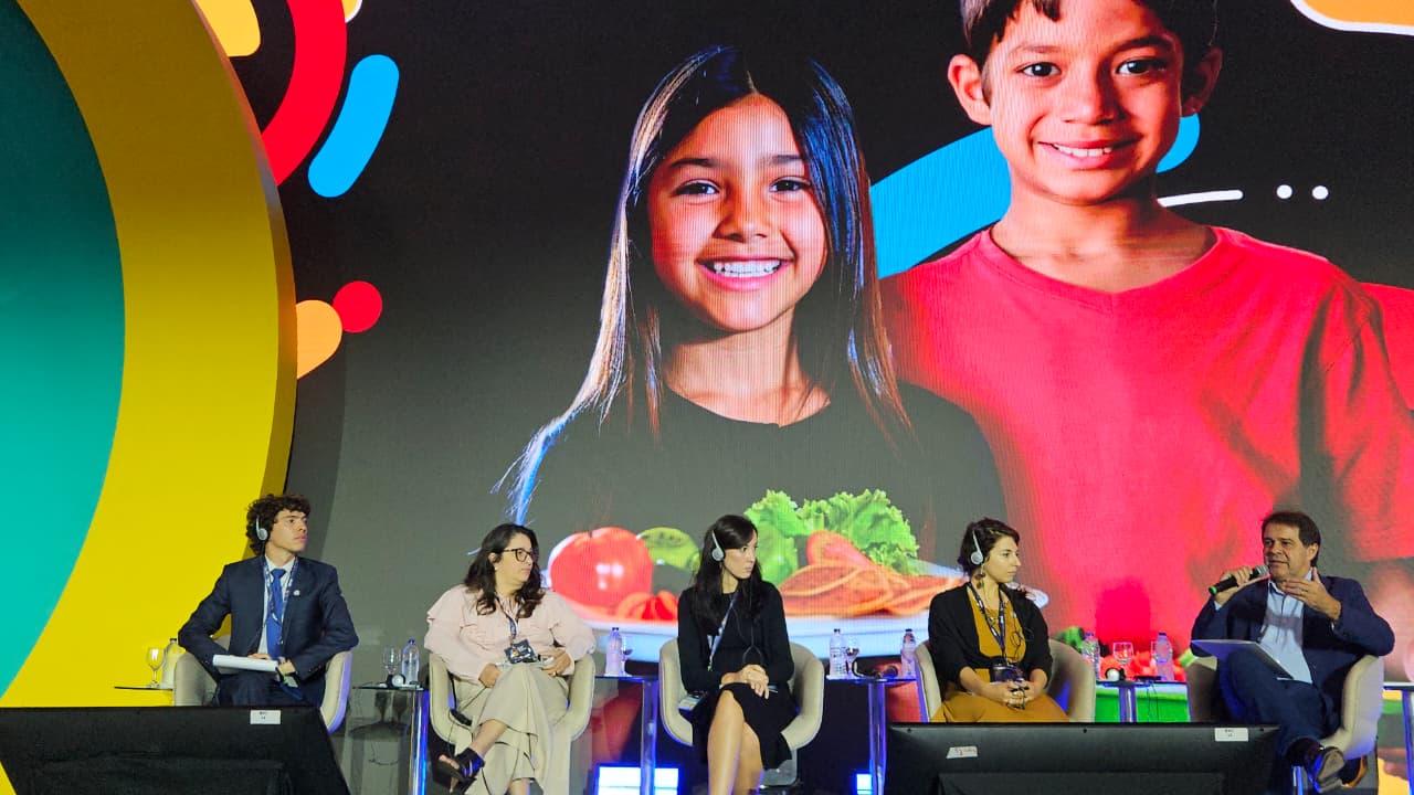 grupo de pessoas posa para a foto